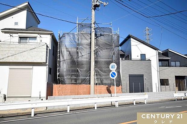 南側11m道路に面した明るい立地。スーパーなど、日々の生活に欠かせない商業施設も近隣に充実した住み良い環境です。