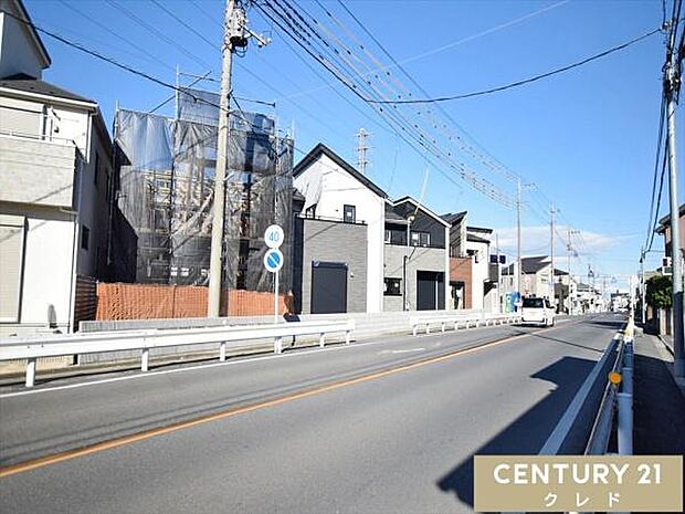 南側11m・北側6mの両面道路に面した開放的な立地。陽当たりと通風に恵まれ、のびのびと心地よく過ごせる住環境です。