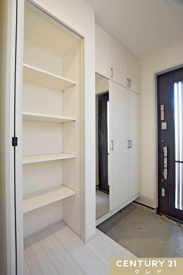 明るく清潔感のある玄関。収納も充実しているので、靴はもちろん季節物のグッズもまとめてしまえて便利です。