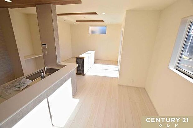 【LDK17帖】折上天井と見せ梁が空間に広がりとデザイン性をプラス。お好きなインテリアに囲まれた住空間で癒されながら家族との時間を育むことができます。