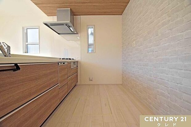 キッチンは大人2人が並んでもゆとりのある広さで、毎日の家事の時間も快適に。お子さまの「やってみたい!」にも、笑顔で応えたくなる空間です。