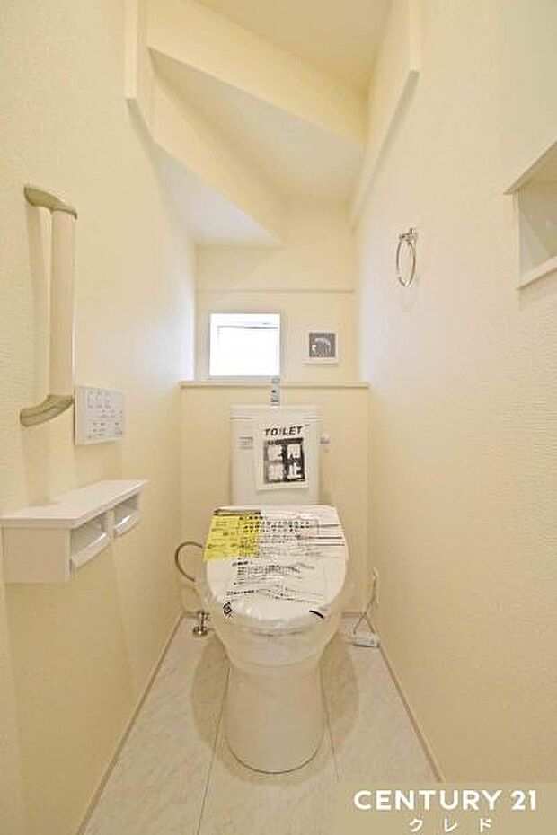 快適性と衛生面を兼ね備えたウォシュレット機能付きトイレ。小窓があることでこもりがちなニオイや湿気もこまめに換気でき、いつでも快適に保てます。