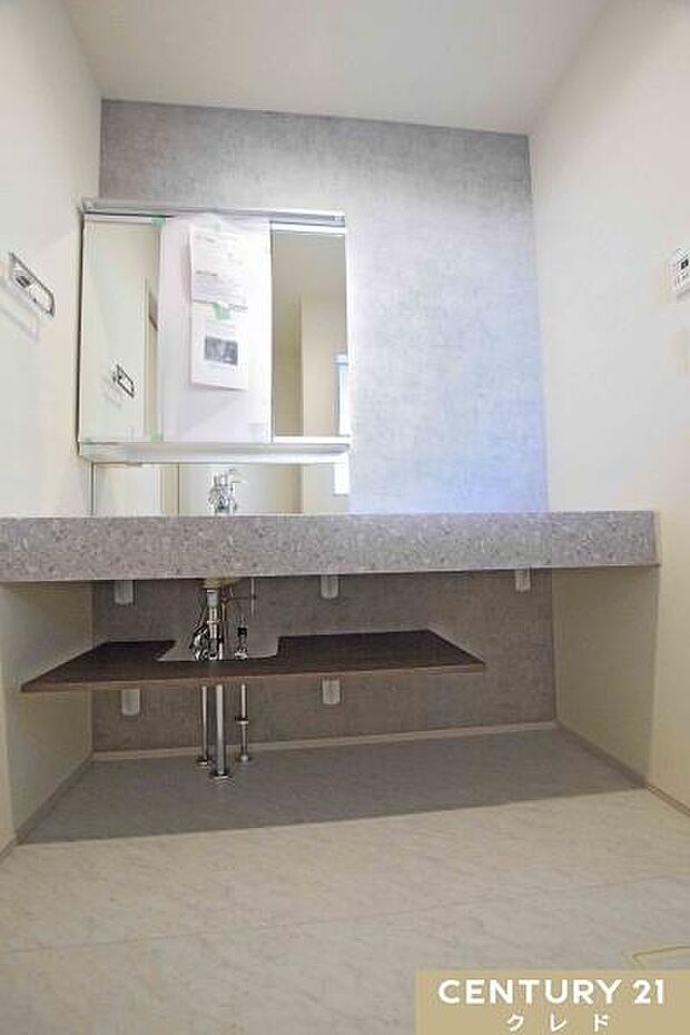 フルフラットカウンターが印象的なお洒落なオープンサニタリーを採用。カウンター下には、使い勝手のいい収納スペースも備えています。