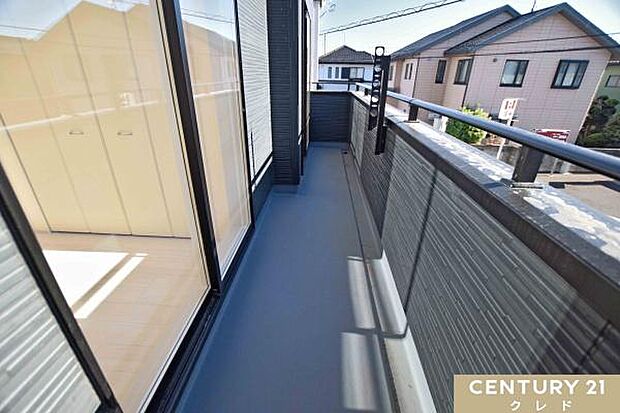 【南側バルコニー】心地よい陽射しと爽やかな風が感じられる南向きバルコニー。日中はたっぷりの光が差し込み、お洗濯物も気持ちよく乾かせます。