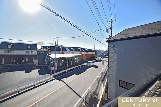 【南側バルコニーからの眺望】陽当たりの良い住宅街エリアのバルコニーからは、晴れた日には青々と広がる空を眺めることができます。