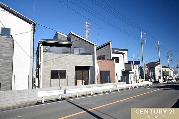 南側11m・北側6mの両面道路に面した、陽当たり・通風ともに良好な開放感あふれる立地です。