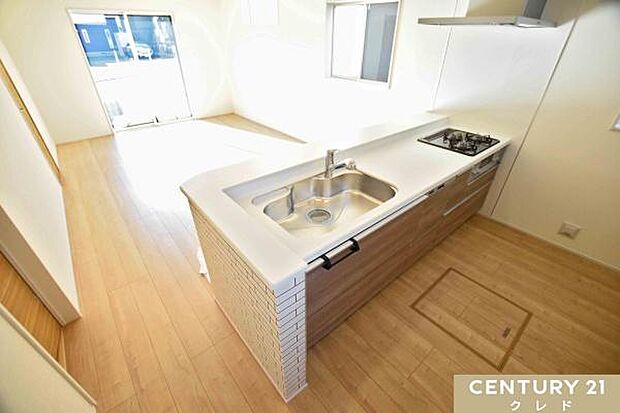 開放感のある対面式キッチンは家族に手渡しで料理や食器を手渡せます。コミュニケーションをとりながらスムーズな配膳や後片付けができます。