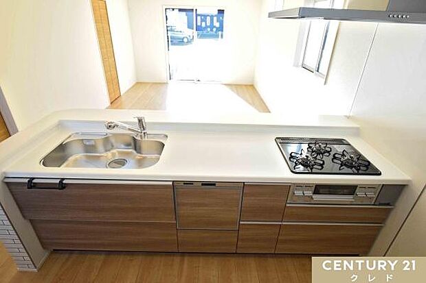 フルオープンキッチンは視線が抜けて明るく、開放的な雰囲気に。お料理をしながらお子さまの様子を見守れるので、子育て中のご家庭にも嬉しい間取りです。