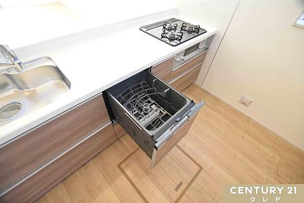 【ビルトイン食洗機】高温で高濃度の洗剤による高圧洗浄ができる「食洗機」 洗うと同時に除菌もできるので、ご家族に安心してお料理を提供できます。