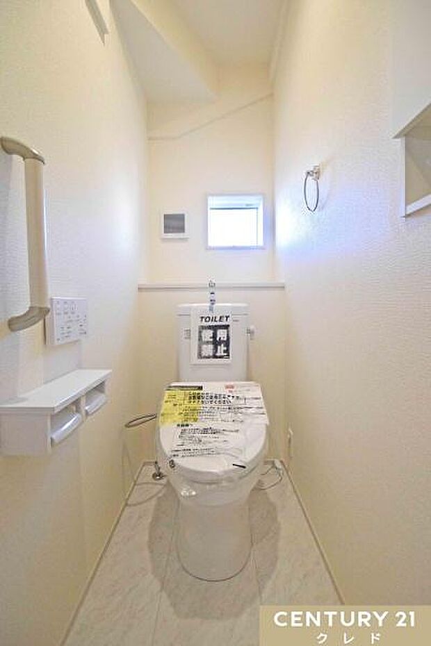 快適性と衛生面を兼ね備えたウォシュレット機能付きトイレ。小窓があることでこもりがちなニオイや湿気もこまめに換気でき、いつでも快適に保てます。