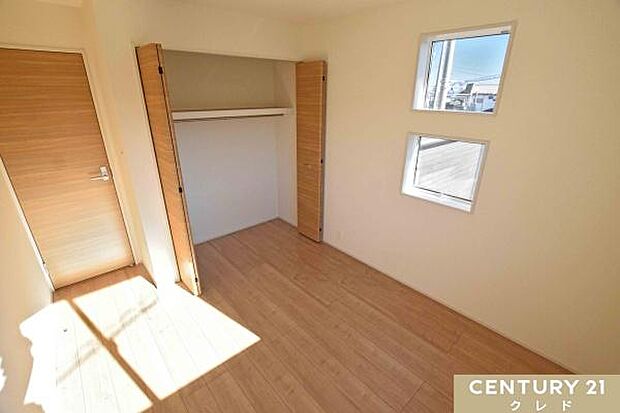 【洋室5帖】シンプルな間取りで家具の配置がしやすいのが魅力。全居室クローゼット付きで衣類や荷物もすっきり収納できます。