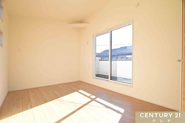 【洋室6帖】南バルコニーに面した明るい洋室。趣味を楽しんだり、ゆっくり休んだり…ご家族それぞれの時間を大切にしながら、暮らしに合わせた使い方が広がります。