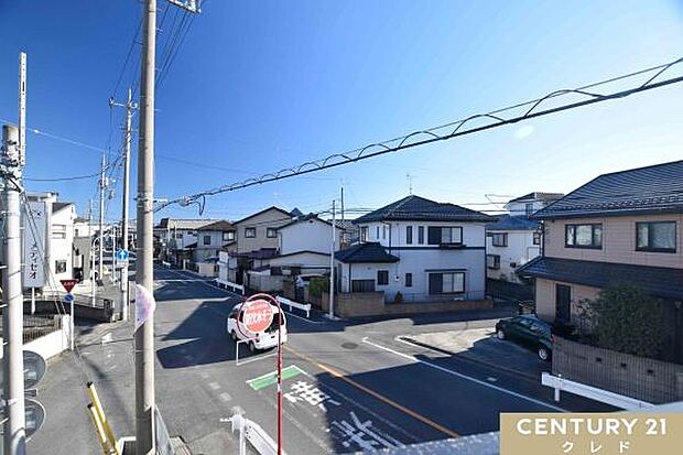 お住まいバルコニーからの眺望です。陽当たりの良い住宅街エリアのバルコニーからは、晴れた日には青々と広がる空や山々を眺めることができます。