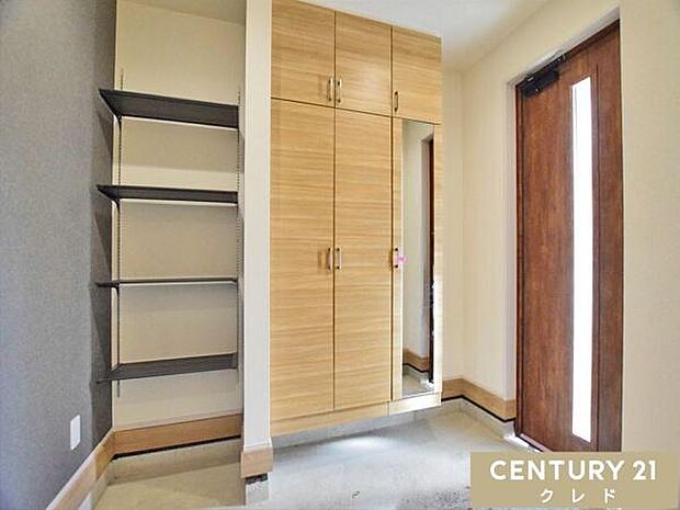 玄関にある収納は、家族分の靴もスッキリ収納。足元のおしゃれを楽しみたい人にもおすすめの大容量タイプ。生活動線にゆとりを生み出します。