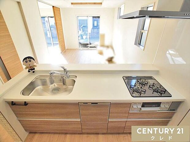 開放感のある対面式キッチンは家族に手渡しで料理や食器を手渡せます。コミュニケーションをとりながらスムーズな配膳や後片付けができます。