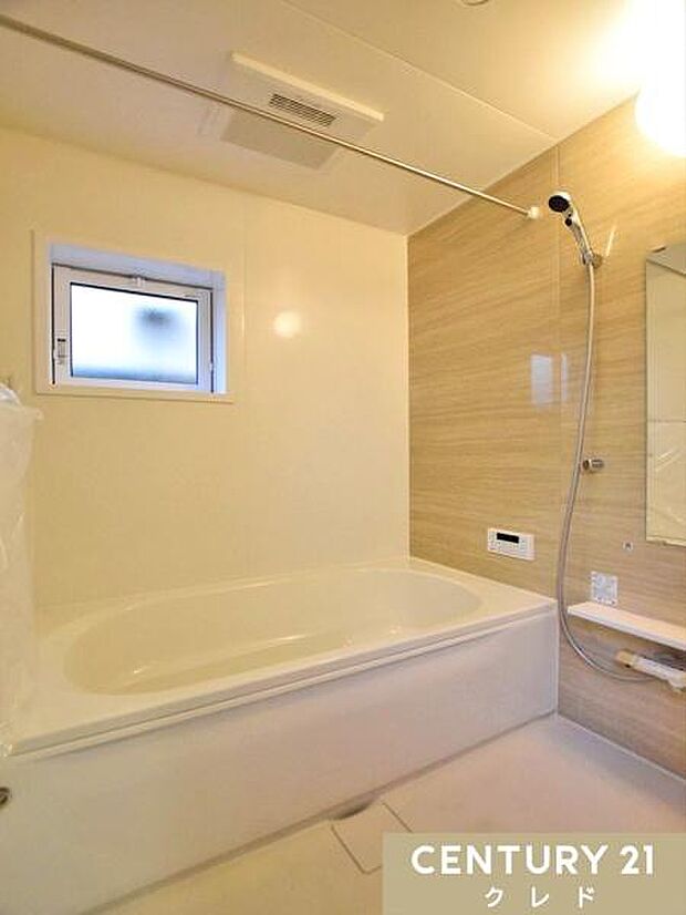 浴室乾燥機と浴室物干しで雨の日のランドリールームとしても使用可能！くつろぎの入浴を楽しめる浴室は快適さと便利さを兼ね備えた家族みんなが満足できる空間です。