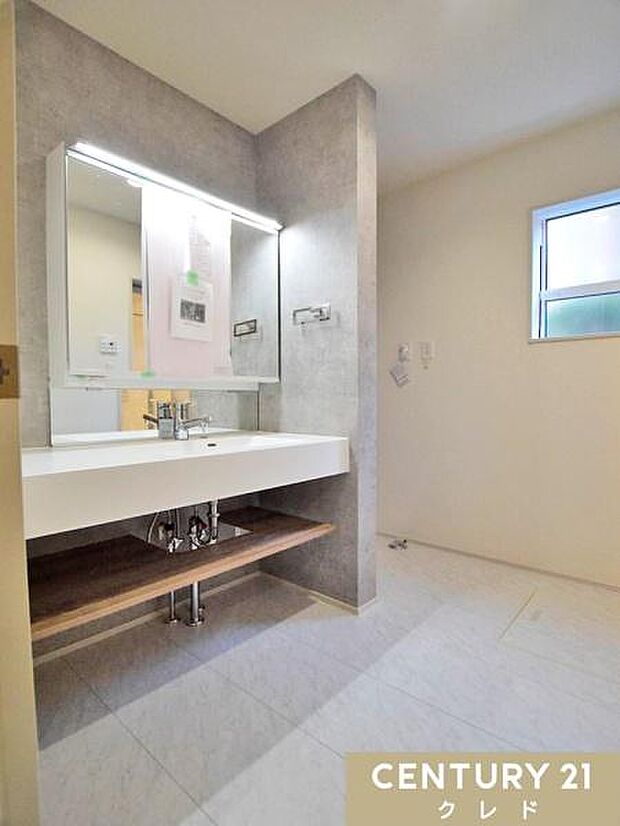 デザインと機能性を両立した設計の洗面化粧台を設置。住宅全体の内装にマッチしやすいシンプルな造りながら、好みに合わせて快適に使える設備です。