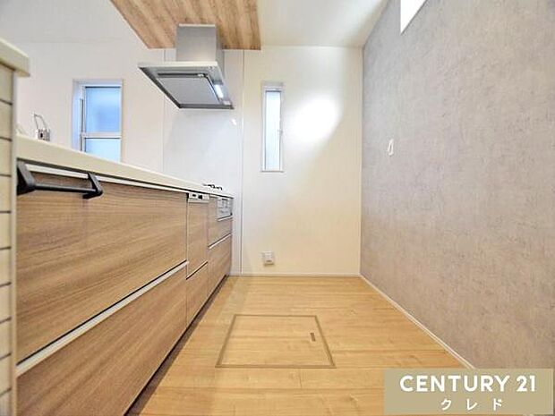 収納豊富なシステムキッチンは動線にゆとりを作り、住空間を広く確保。キッチンツールなどもすっきりと収納することができ毎日のお料理やお掃除も快適に行うことができます。