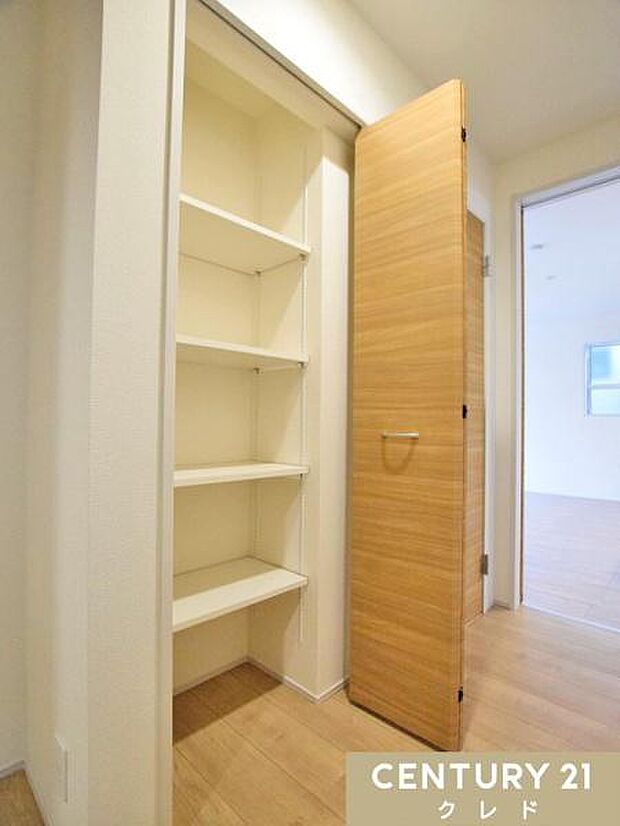 【廊下収納】廊下収納は、各居室の整理整頓をサポートし、生活動線の効率化にも役立つ便利なスペースです。消耗品のストックや掃除用品、季節外の家電の収納などにもお使いいただけます。