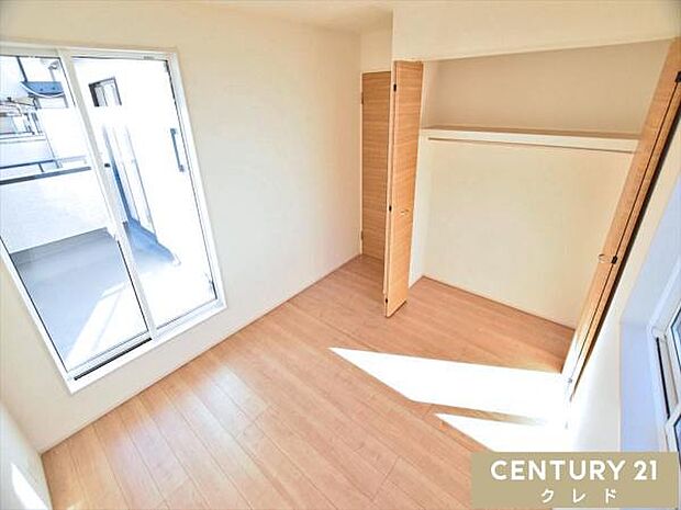 【洋室5帖】5帖の洋室は書斎など家族構成やライフスタイルに合わせてマルチに対応。机やベッドを配置し、効率的な作業空間やリラックスできる場所として活用できます。