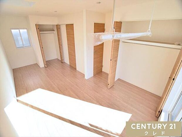 【洋室5帖+5.25帖】複数の窓から自然光が入り、風も通りやすいのが魅力。明るい木目フロアでインテリアが合わせやすく、家具の配置がしやすい間取りです。