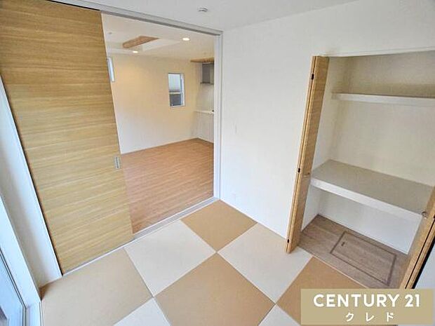 【和室4.5帖】LDKとつながるフレキシブルな和室。フチのない畳はモダンな配色でインテリアと相性がよく、好みの家具が置けます。