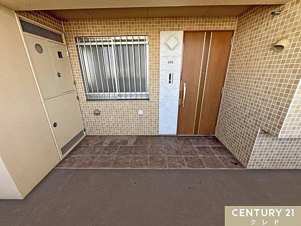 住まいの顔となる玄関には、奥行きのあるアルコーブを採用。共用廊下との距離を保つことで、通行人の視線を気にせず出入りが可能です。