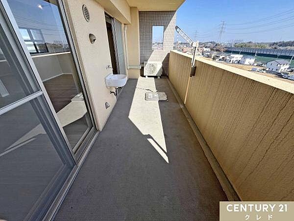 青空を近くに感じる、陽当り良好な広々バルコニー。あると嬉しいスロップシンクを完備し、ガーデニングの水やりや、お掃除などに大活躍。奥行きもたっぷりあり、洗濯物も気持ちよく干せます。