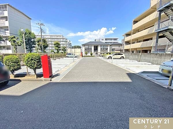 敷地内駐車場有り（月額5000～9000円）空きの場所や車サイズの制限もありますので、ご希望の場合はお気軽にご確認くださいませ。