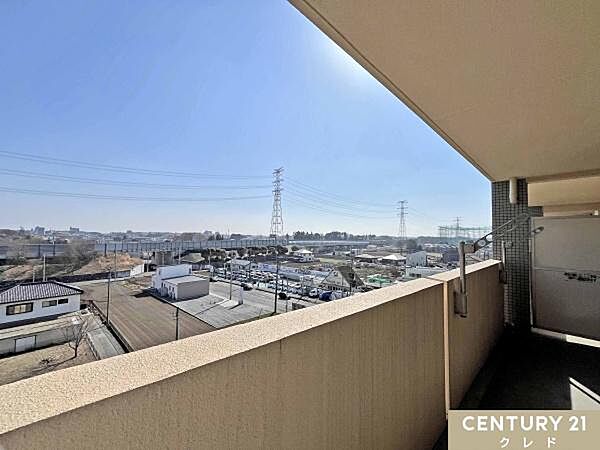 6階ならではの開放感あふれる眺望です。晴れた日には青空と心地よい風に包まれ、ゆったりとした時間を楽しめます。
