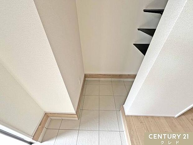 玄関には便利な土間収納付き。ベビーカーや三輪車、お子様の外遊び道具なども、泥汚れを気にせずそのまま収納できます。