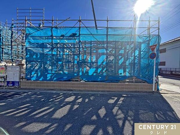 【1号棟】柱や梁が組み上げられ、建物のシルエットがはっきりと分かるようになりました。着々と形になっていくマイホームの様子を、ぜひ現地でご覧ください。