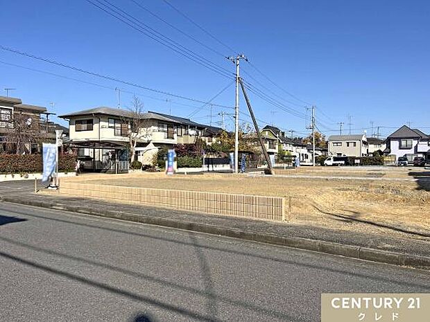 敷地74坪超の角地に位置する1号棟は開放感ある造りを満喫できる平屋タイプの新邸です。カースペースには並列2台の車が駐車可能です。