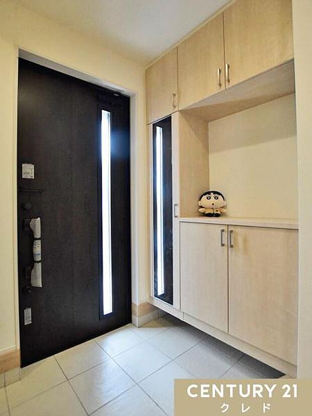 大容量のシューズボックスには便利な姿見付き。カウンター部分にはお気に入りの小物や写真を飾って、ご家族やお客様を華やかにお迎えできます