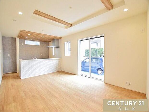 【LDK16帖】折上天井が空間に奥行きと開放感を演出するLDK16帖。お好きなインテリアに囲まれた住空間で癒されながら家族との時間を育むことができます。