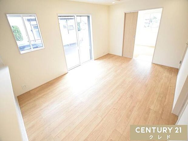 【LDK16帖】南側に開口部を設けたリビングは、明るい光がたっぷりと入る居心地の良い空間。ご家族みんなが自然体で心地良く過ごすことができます。