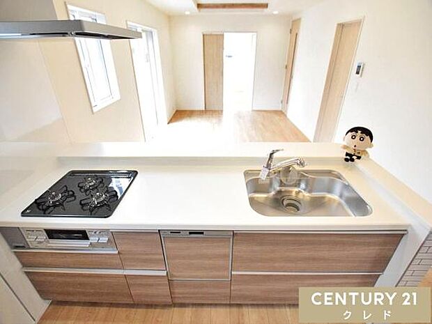 3口コンロや浄水器、家事の時短に大活躍の食洗機など、家事をサポートする設備も充実。デザイン性と機能性を兼ね備えたキッチンです。