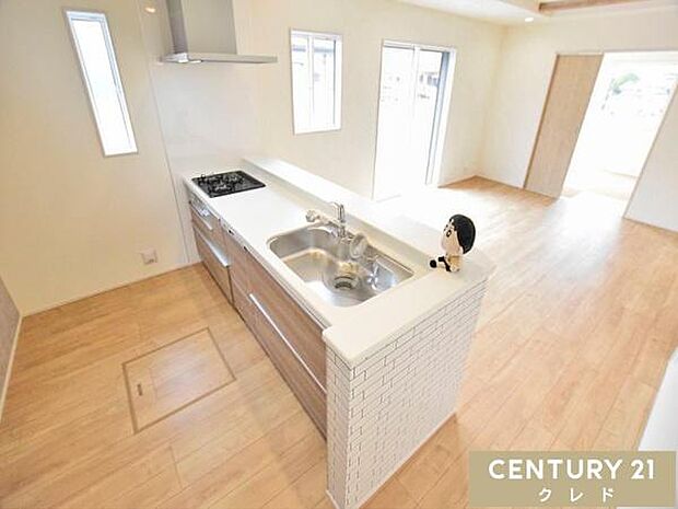 リビングで遊ぶお子さまを見守りながら調理ができる、安心の対面式キッチン。清潔感あふれる空間で、毎日の家事も楽しくなりそうです。