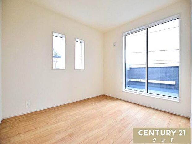 【洋室5.25帖】バルコニーに面した陽当り良好な5.25帖の洋室。衣類や小物の整理に便利なクローゼットを完備し、お部屋をすっきりと保てます。