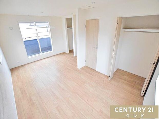 【洋室5.25帖＋6帖】ドアが2か所あり、将来は間仕切りをして2部屋に分けることも可能。お子様の成長やライフスタイルの変化に合わせて、柔軟に使い方を変えられる便利な空間です。