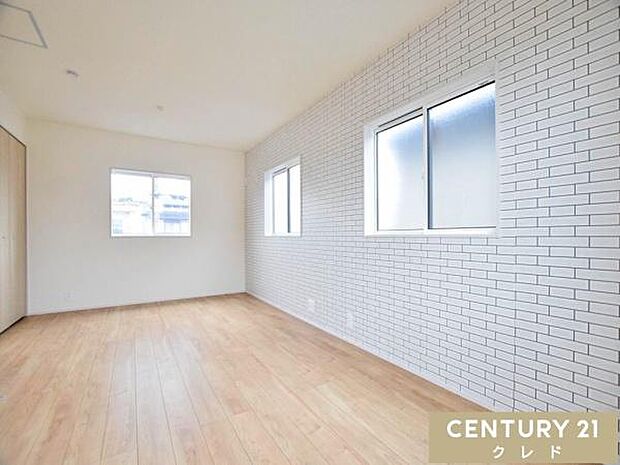 【洋室5.25帖＋6帖】3面採光の開放感あふれる洋室！南向きの窓からたっぷりの陽光が差し込み、お部屋全体を明るく照らします。主寝室としてはもちろん、間仕切りで2部屋への分割も可能です