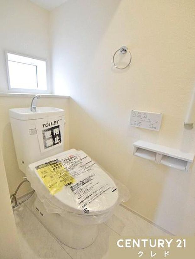 快適性と衛生面を兼ね備えたウォシュレット機能付きトイレ。窓付きで明るく、換気もしやすい空間で、日常的に清潔を保てます。