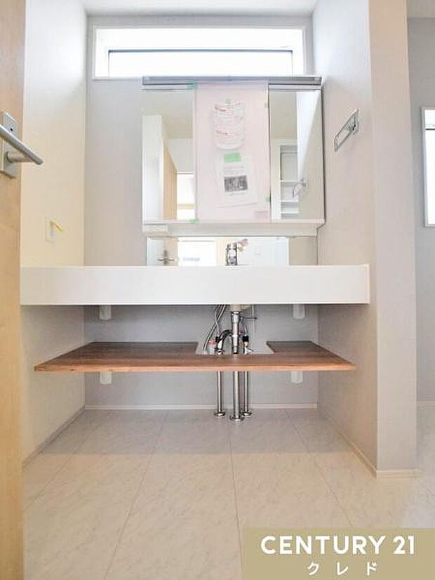 大理石調カウンターが映えるオープンサニタリー。洗面台下部がオープンになっているため、ランドリーバスケットや収納ボックスを自由に配置できます。