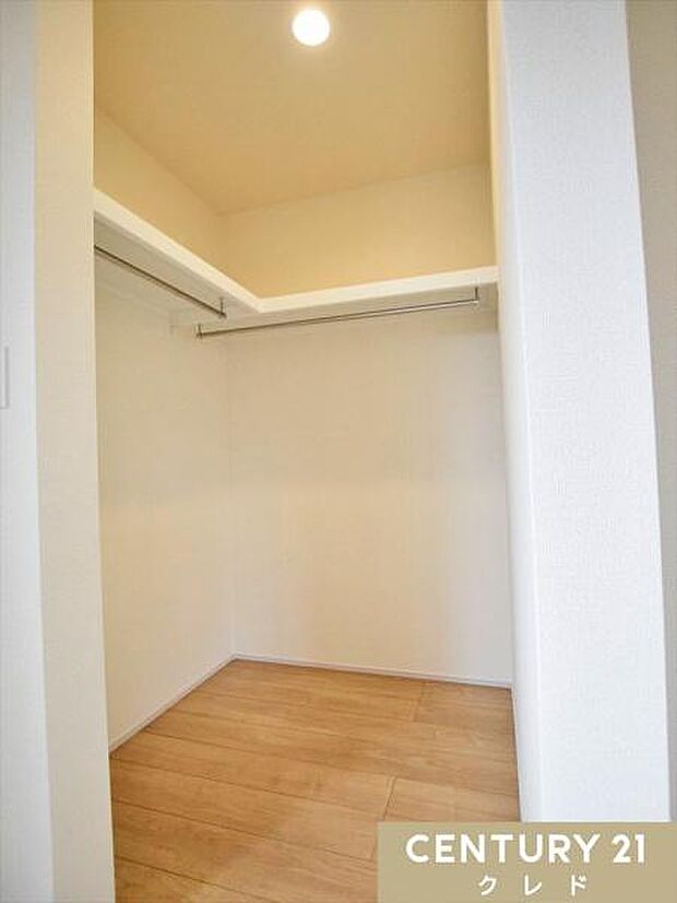 シーズン物のアウターから小物類まで、衣類もたっぷり収納できる、洋服好きにも嬉しい大容量WIC。毎日のお洋服選びも楽しみになりそうです。