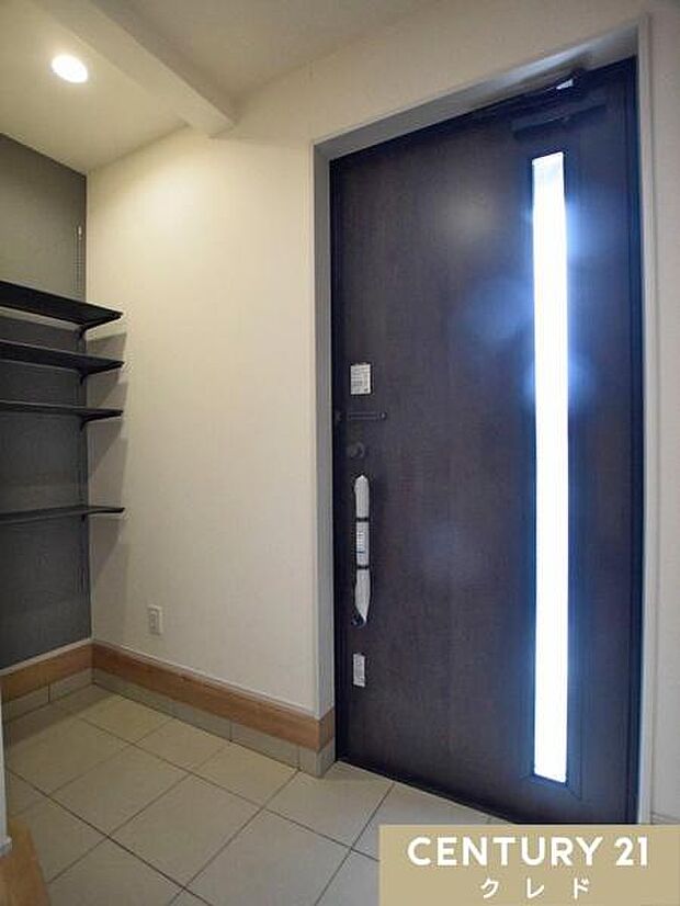 アウトドアグッズやスポーツ用品など、室内には持ち込みづらい土汚れのついたアイテムもそのまま収納可能。外で使うものをまとめておけるので、玄関周りがすっきり片付きます。