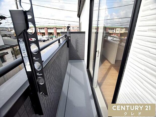 南と南西の2か所にバルコニーを配置し、採光・通風ともに良好。各居室に明るい光を届け、毎日を心地よく過ごせる快適な住まいです。