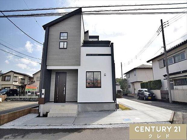 L字に3台駐車可能なゆとりのカースペース。ご夫婦の通勤用はもちろん、ご友人やご両親が遊びに来た際も駐車場所に困りません。