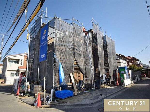 L字に3台駐車可能なゆとりのカースペース付き。ご家族の車はもちろん、お友達や親戚が遊びに来た時、急な来客時にも役立ちます。