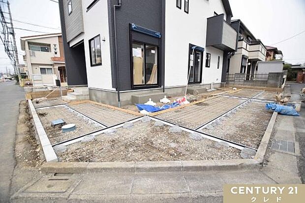 L字に3台駐車可能なゆとりのカースペース付き。ご家族の車はもちろん、お友達や親戚が遊びに来た時、急な来客時にも役立ちます。