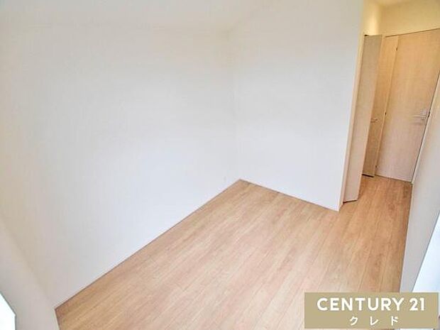 【洋室5.25帖】開放感あふれる勾配天井の5.25帖の洋室。シンプルな内装なので、お好みの家具を置いて自分好みの空間を作ることができます。